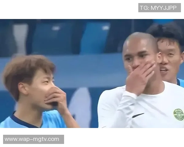 足球教练在比赛中吃鼻屎引发热议球迷们对此反应不一引发讨论